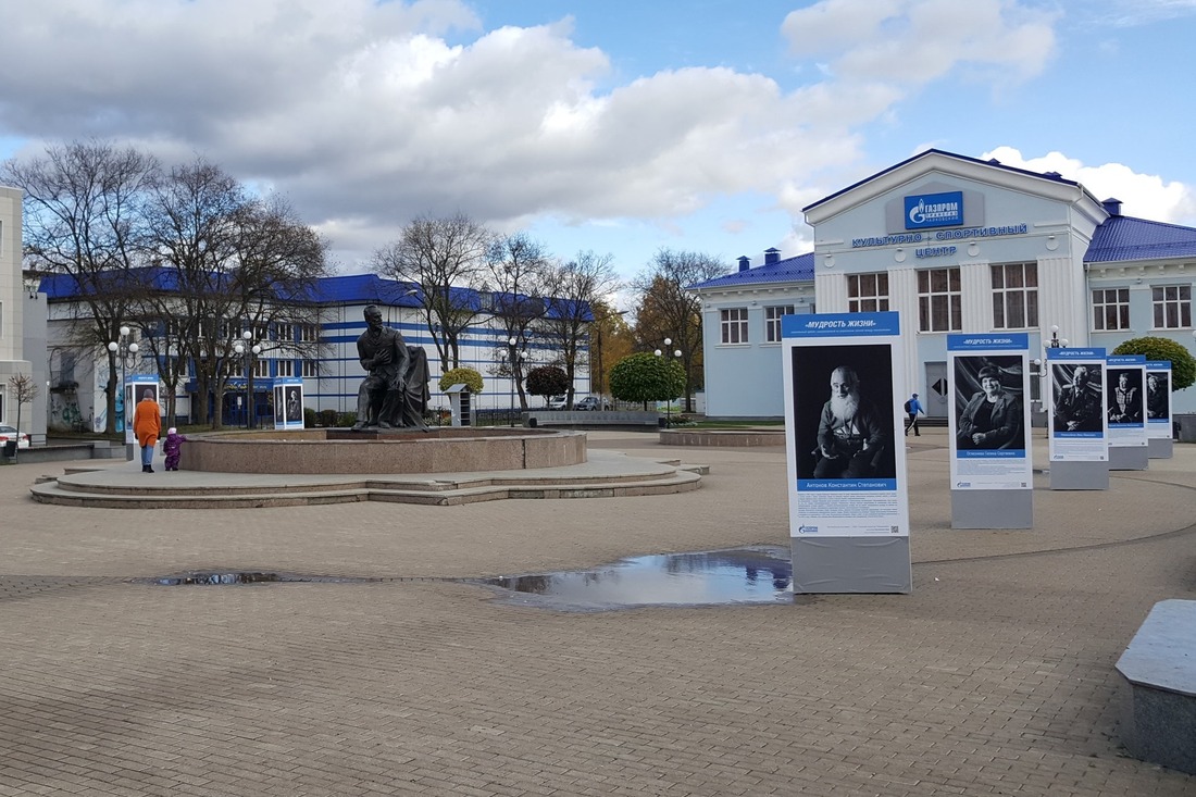 Трехсторонние конструкции на площади П.И. Чайковского