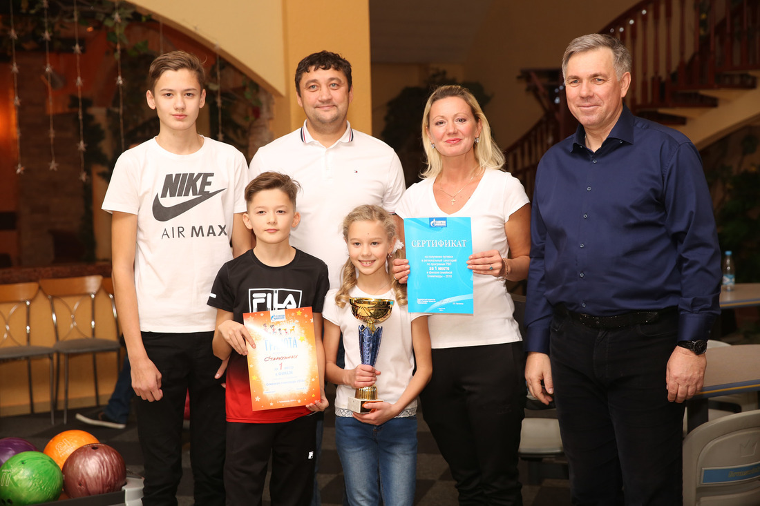 Сергей Сусликов с победителями олимпиады — семьей Старухиных
