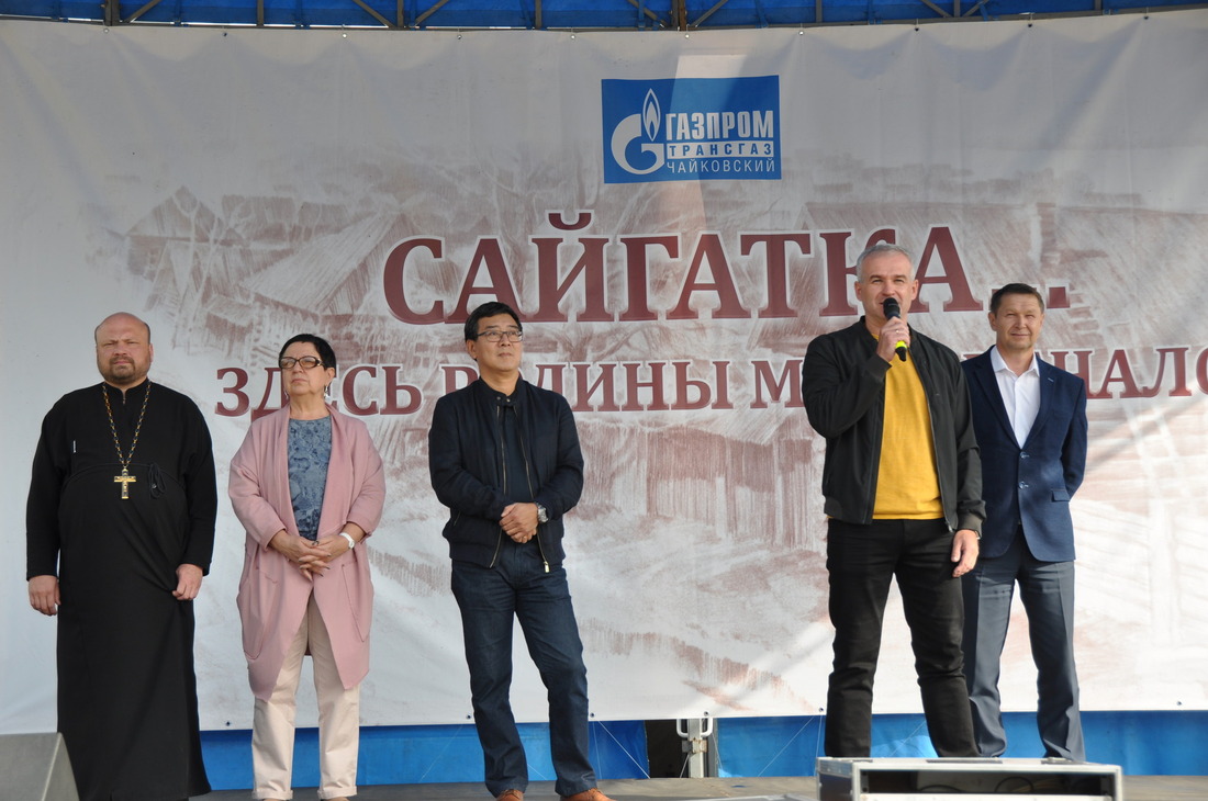 Начальник КСЦ Евгений Мозуль поздравляет жителей с Днем Сайгатки