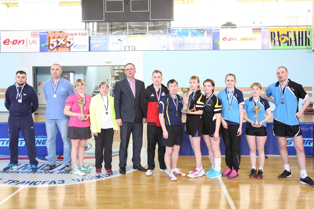 Команды-победительницы соревнований по теннису с заместителем председателя Объединенной первичной профсоюзной организации Сергеем Чувашевым