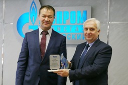 Виктор Путинцев (слева) и Владимир Левашов с заслуженным кубком