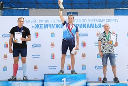 Абсолютный победитель соревнований Роман Порцев (в центре)