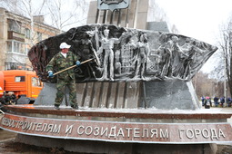 Памятник моет Николай Гурылев — председатель первичной профсоюзной организации Службы корпоративной защиты