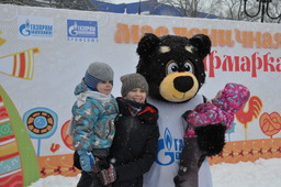 Фотосессия с Мишкой на фоне праздничного баннера