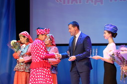 заместитель генерального директора по управлению персоналом Виктор Путинцев вручает награды победителям
