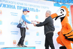 Евгений Мозуль вручает награду самому юному участнику соревнований
