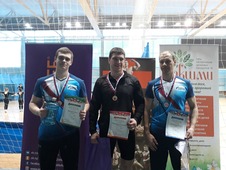 В весовой категории свыше 85 кг второе и третье места на пьедестале заняли мастер спорта Илья Бурнышев (крайний слева) и Роман Мозжегоров (крайний справа)