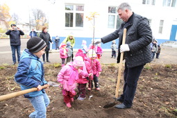 Сергей Сусликов со своими юными помощниками