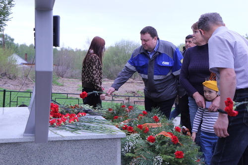 Возложение цветов к обновленному памятнику в селе Завод Михайловский