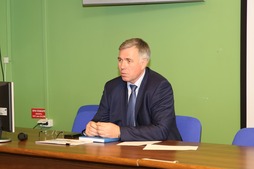 Сергей Сусликов обсуждает с участниками заседания каждый из предложенных проектов