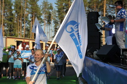 Парад флагов на церемонии открытия