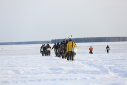 Участники улова выходят на лёд