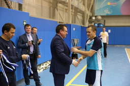 Начальник СКЗ Андрей Омелин вручает кубок победителей представителю Можгинского ЛПУМГ