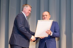 Виталий Маркелов (справа) вручает Сергею Сусликову сертификат соответствия