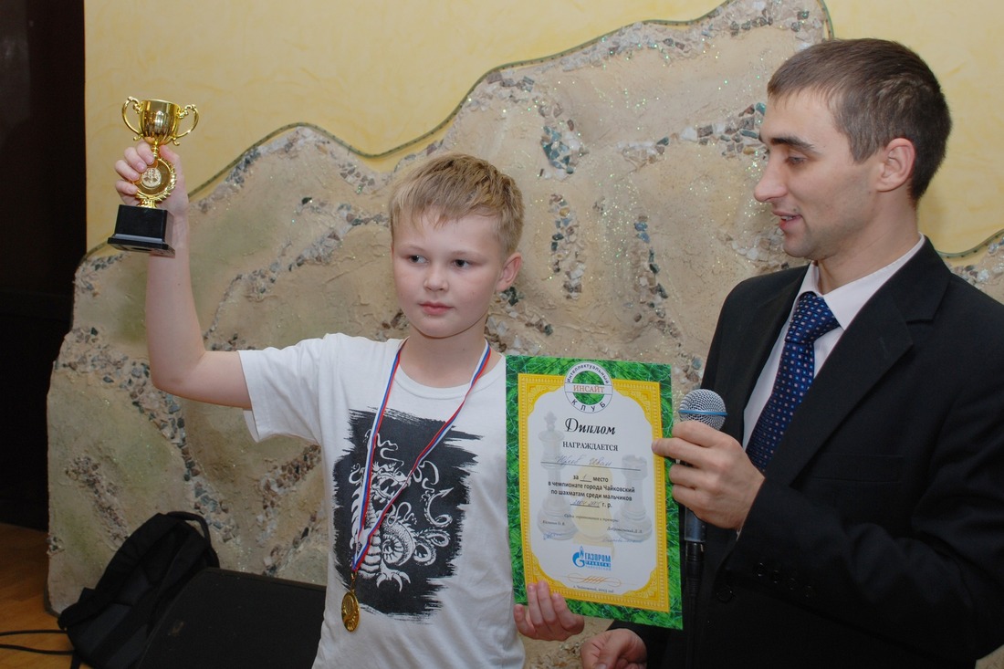 Олег Калинин вручает диплом одному из победителей турнира Ивану Юркову