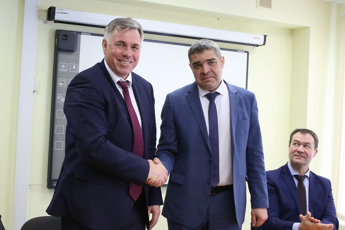 Генеральный директор Общества Сергей Сусликов (слева) поздравляет Сергея Пустохина с назначением