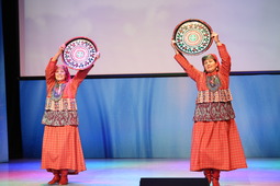 Маулида Кильдибаева и Зулира Иманаева из Бардымского ЛПУМГ представили "Башкирский танец"