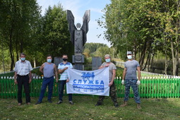 РАботники СКЗ после реставрации памятника в селе Вассята