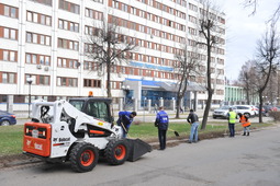 Уборка газонов на Приморском бульваре, рядом с административным зданием газотранспортного предприятия