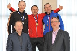 Призеры соревнований по лыжным гонкам с организаторами спартакиады.