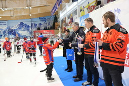 Сергей Сусликов вручает кубок за первое место в турнире среди детских команд представителю "Темп 1"