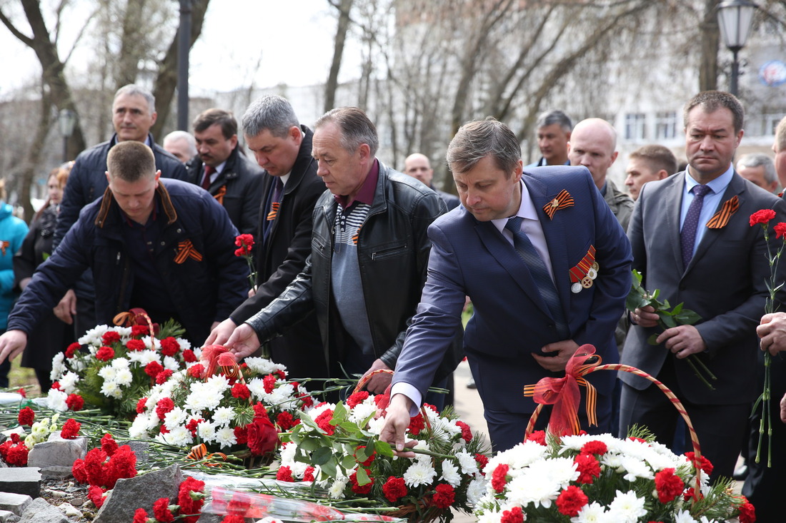 Возложение цветов к памятнику воинам, погибшим в локальных военных конфликтах