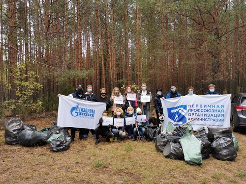 Работники администрации ООО «Газпром трансгаз Чайковский» после уборки территории в районе реки Сигиляш