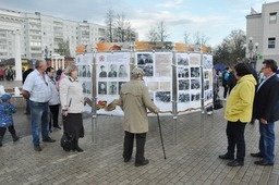 Информационные стенды в центре площади притягивали к себе и молодых и старых