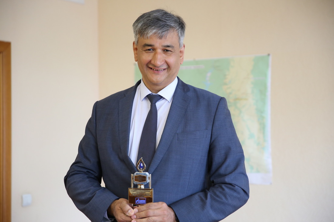 Начальник Инженерно-технического центра Ильдар Габбасов с кубком за первое место